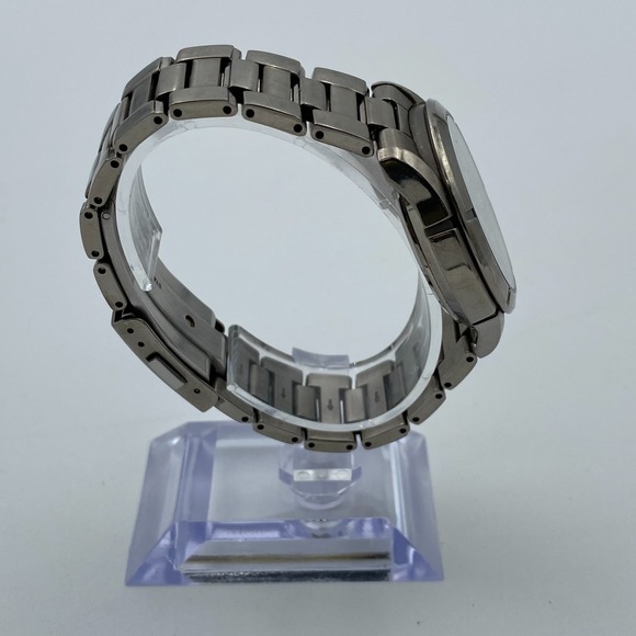 SEIKO V14J-0AE0 Solar Titanium Blue Dial Men's Wristwatch - Picture 5 of 9